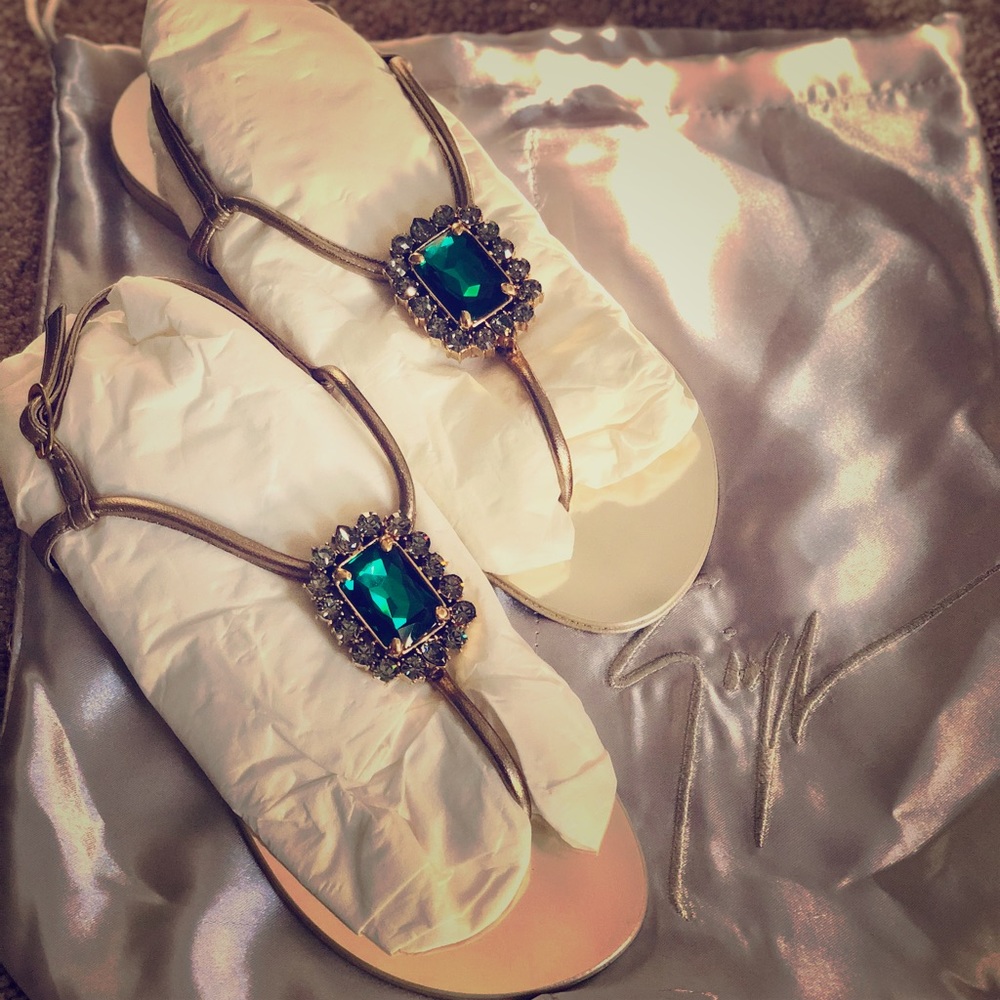 Giuseppe Zanotti Design Gold t-strap Sandal!